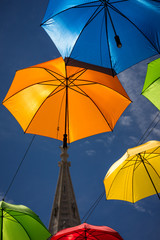 Fototapeta na wymiar parapluies en été dans les rues
