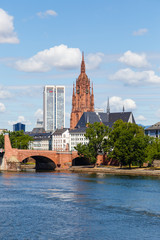 Frankfurter Dom (Kaiserdom St. Bartholomäus), im Vordergrund die Alte Brücke. Frankfurt am Main, Hessen, Deutschland, 07.07.2020.