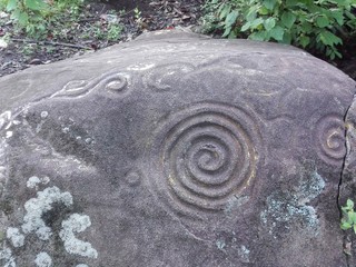 Petroglifos indígenas sobre una roca ubicada en una región apartada de Panamá en el cual viven los aborígenes Ngabe-Bugle