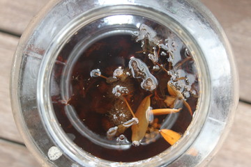 Ratafia catalana, licor tradicional elaborado segun receta antigua, con nueces verdes y más de 50 plantas medicinales y especias. Se macera en una garrafa a sol y serena durante 40 dias.