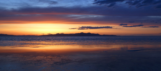 Fototapeta na wymiar The Great Salt Lake At Sunset Panorama