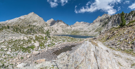 Fototapeta premium Lac Nègre dans le Parc du Mercantour dans les Alpes - Lake Nègre in the Mercantour Park in the Alps
