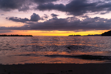 雨上がりの海の夕暮れ