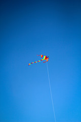 Ein Bunter Drachen fliegt am Himmel an der Ostsee.
