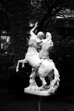 Kunstvolle Statue eines Zentaur oder Kentaur aus der griechischen Mythologie in den Hackeschen H&ouml;fen am Hackeschen Markt in der Hauptstadt Berlin, fotografiert in klassischem Schwarzwei&szlig;