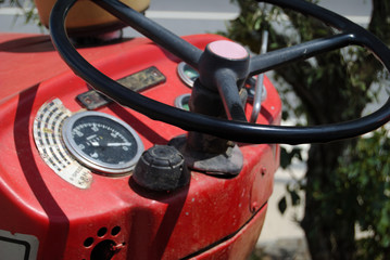 Tablier de de um tractor agricola antigo de cor vermelha