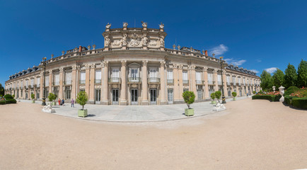 Fototapeta na wymiar Panorámica del Real Palacio de La Granja de San Ildefonso (Segovia, España)