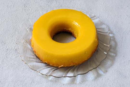 Quind&atilde;o doce derivado do quindim tradicional do sul do Brasil, feito com gemas, a&ccedil;&uacute;car e coco ralado. Visto de frente.