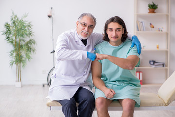 Obraz premium Young male patient visiting experienced doctor