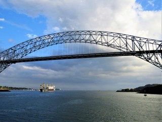 Obraz premium Bridge of the Americas going into the Pacific Ocean on Panama Canal