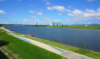 阿蘇山を水源として流れる筑後川、福岡県久留米市の筑後川の河川敷