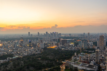 東京都港区六本木の高層ビルの展望台から見た夕方の東京の都市景観