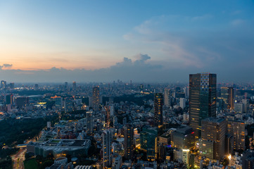Fototapeta na wymiar 東京都港区六本木の高層ビルの展望台から見た夕方の東京の都市景観