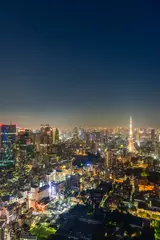 Fotobehang 東京都港区六本木の高層ビルの展望台から見た夜の東京の都市景観 © zu_kuni