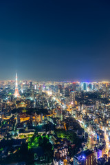 Fototapeta premium 東京都港区六本木の高層ビルの展望台から見た夜の東京の都市景観