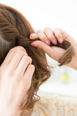 Obraz premium ヘアアレンジをする女性の手元