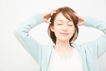 頭皮マッサージをする女性