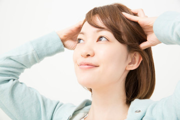 頭皮マッサージをする女性