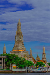 Fototapeta premium Wat Arun Ratchawararam Ratchawaramahawihan The Chao Phraya River, symbolizing the beauty of the world is one of the important landmarks. Beautifully decorated with art and architecture