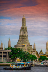 Obraz premium Wat Arun Ratchawararam Ratchawaramahawihan The Chao Phraya River, symbolizing the beauty of the world is one of the important landmarks. Beautifully decorated with art and architecture