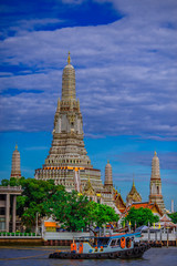 Fototapeta premium Wat Arun Ratchawararam Ratchawaramahawihan The Chao Phraya River, symbolizing the beauty of the world is one of the important landmarks. Beautifully decorated with art and architecture