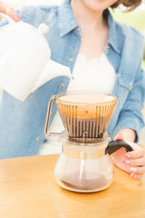 コーヒーを淹れる女性