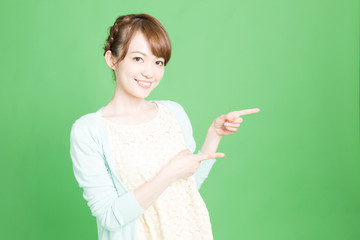 指差しをする女性