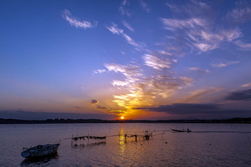 小舟が行く涸沼の夕景