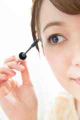 マスカラを塗る女性