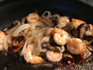 Shrimp with onions  