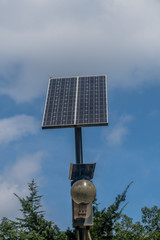 Obraz premium Small solar panel on top of light pole