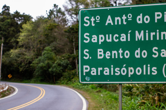 Placa sinalizando caminho para cidades do interior