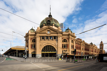 A view of Melbourne CBD during Stage 4 Lockdowns. Flinders Street Station - obrazy, fototapety, plakaty