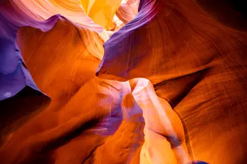 Deurstickers Een aantrekkelijk natuurlijk landschap voor toeristen in de Lower Antelope Canyon in Page Arizona met heldere zandstenen gestapeld in vlokkige vuurgolven in een smal zandlabyrint met grotten © vit
