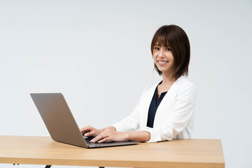 パソコンをする女性