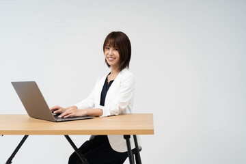 パソコンをする女性