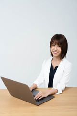 パソコンをする女性