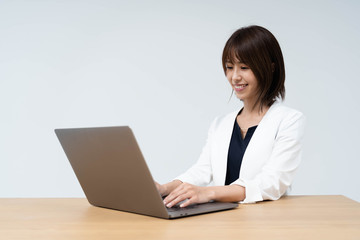 パソコンをする女性