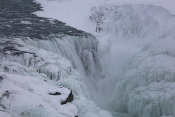 Fototapeta na wymiar アイスランドのグトルフォスの滝、冬景色