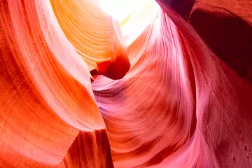Poster Im Rahmen Hand of the Creator unübertroffene Kunst der Naturlandschaften im Lower Antelope Canyon in Page Arizona mit hellen Sandsteinen, die in einem schmalen Sandlabyrinth mit Höhlen zu flockigen Feuerwellen gestapelt sind © vit