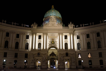 Obraz premium Night view of Hofburg, the imperial palace of Habsburg dynasty in Vienna, Austria