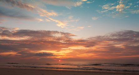 Fototapeta na wymiar Sunrise on the coast in Assateague state park