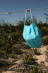 Tapa boca colgando de alambre de puas