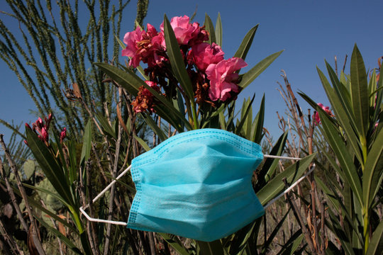 Cubre boca y flores