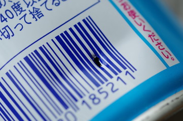 廃棄の為、穴を開けたスプレー缶