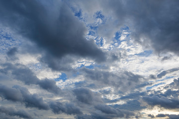 Obraz premium A view of the sky as the sun is setting.