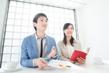 プレゼンするビジネスマンとＯＬ