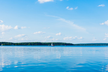 Obraz premium Blue water reflecting the sky at Senezh lake, Solnechnogorsk, Russia