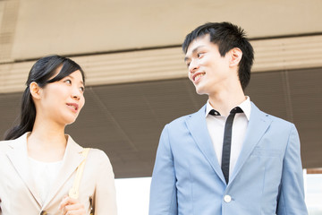 街中を歩くビジネスマンとＯＬ