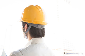 男性作業員の後ろ姿